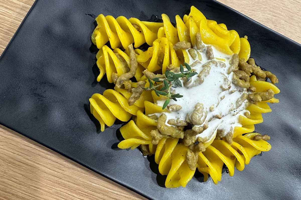 Fusilloni freschi Jesce con zafferano, tenero di manzo e spuma al taleggio