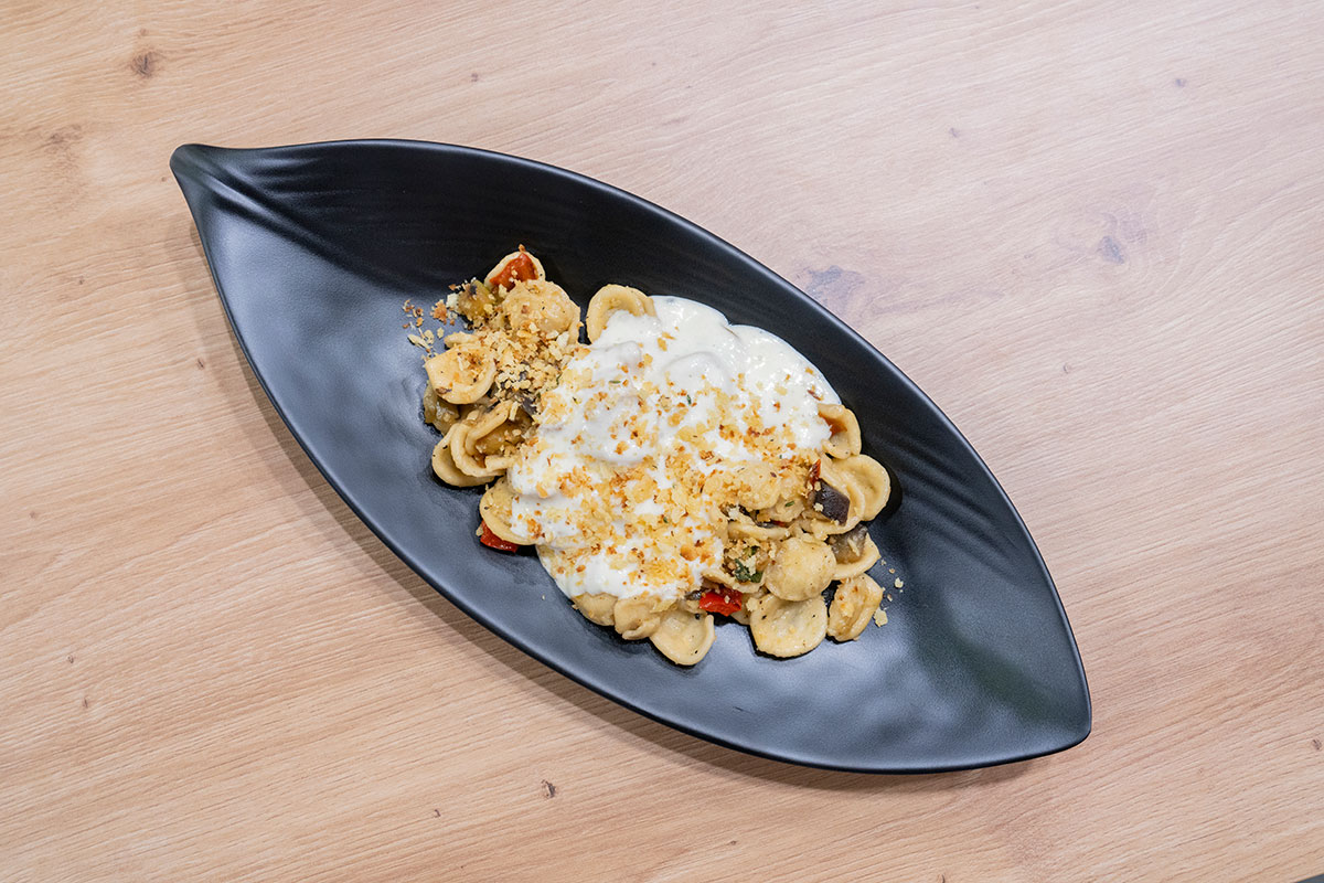 Orecchiette integrali con ratatouille di verdure, patata affumicata e Panko croccante al timo